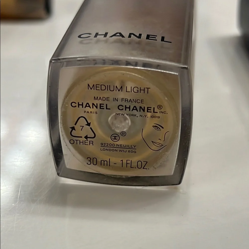 Chanel Foundation Set - Beige and Tan Shades - Picture 9 of 9